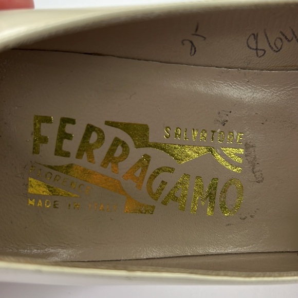 Classic Vintage Ferragamo off white 3" heels - Picture 6 of 9